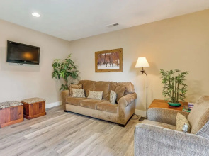 1 Mi to Wisp Resort: Hot Tub Haven in Mchenry!