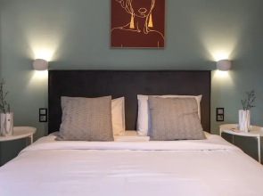 Phaedrus Living: City Center Luxury Flat Iofontos