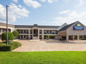 Days Inn & Suites by Wyndham Tyler