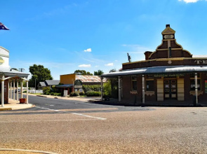 Ten Dollar Town Motel