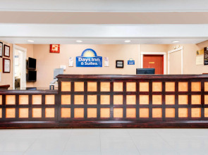 Days Inn & Suites by Wyndham Laredo
