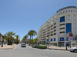 Beach Front Apt, Puerto Banus, Family Freindly, Free Wifi /parking.pools, Aircon
