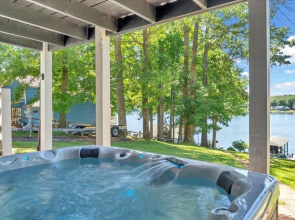 Lake Breeze - Private Dock and Hot tub