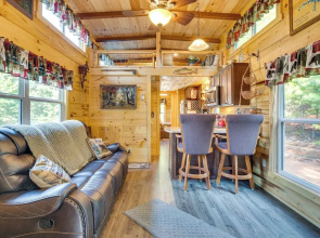 7 Mi to Lake Lure: Mill Spring Cabin w/ Hot Tub