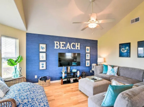 Walk to Sea Isle Beach: Bright Galveston Home!