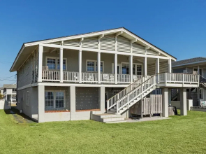 Blount Cottage 5 Bedroom Home by RedAwning