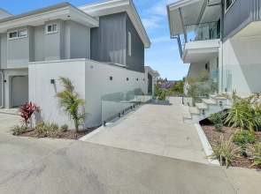 Modern 4-bed Townhouse With Water Views