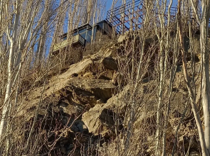 Stunning Cliff-edge 2-bedroom Chalet in Karimabad