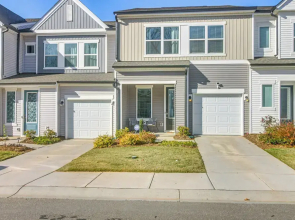 7 Mi to Uptown: Townhouse w/ Patio in Charlotte!