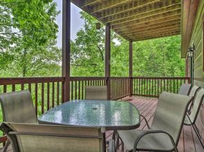 Saltwater Pool & Mtn-view Deck: Pigeon Forge Cabin