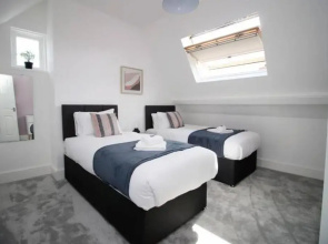16 North Road Flat 4 by Mia Living Free Parking On Site