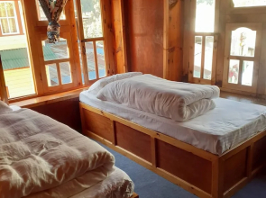 Tribeni Lodge Restaurant And Bar