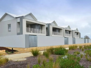 Modern Luxury 1 Bedroom Apartment - Walk to the shops!