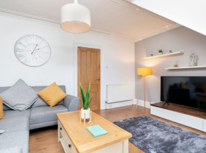 Holburn Apartment - Vibrant Modern Apartment
