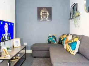 Air Host and Stay - Heyes House- Sleeps 7, free parking, mins from LFC