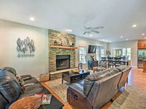 Helen Retreat w/ Hot Tub, 2 Mi to Downtown!