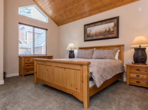 Mammoth Gateway Village 11