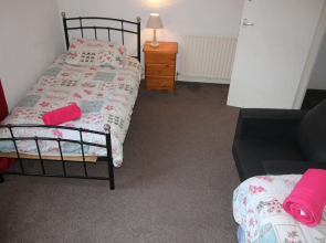 Rickard Street 4 Bed House Near J32 and M4 by Cardiff Holiday Homes