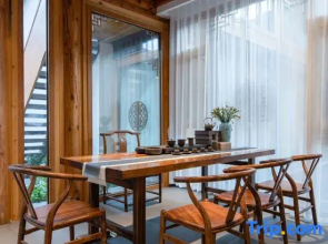 lijiang Nanting. Wind courtyard by stream