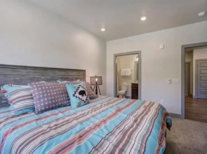 Clearwater Lofts - 3 Bedroom Luxury Condo Near Lakeside Village
