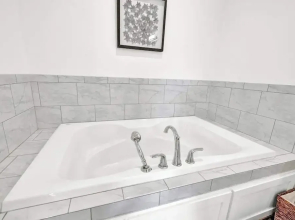 Schubert Inn Suite A Pool-grill 2blks to Main