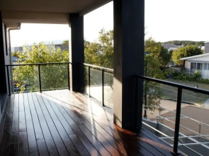 Large Roomy House in Hope island