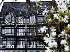 Apartment in 19th-century Building With Communal Garden in Dartmouth