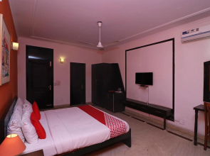 OYO 72817 Palace Inn