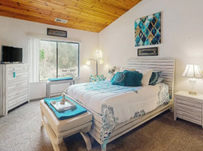 3BR Secluded & Well-stocked Riverside Home w/ AC
