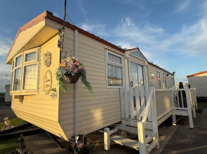2 Bedroom Caravan - Sleeps 6 - Parking, Seaside