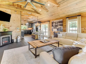 Deck & Yard: 'margy's Farmhouse' in Jasper