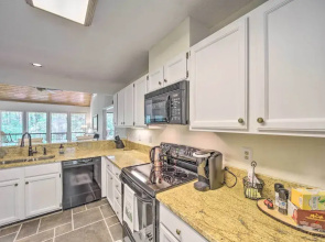 Scenic Sapphire Condo w/ Deck + Gas Grill!
