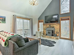 4 Mi to Tubing: Cozy Bushkill Cabin w/ Deck!