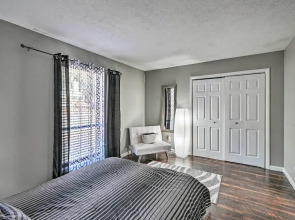 Updated Fayetville Townhome-away-from-home w/ Yard