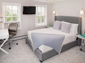 Inn at Harbor Hill Marina