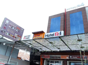 OYO 861 R Four Hotel