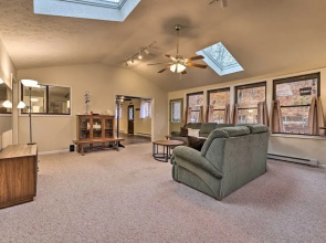 Cozy Poconos Ranch Home w/ Pool Access, Near Lake!
