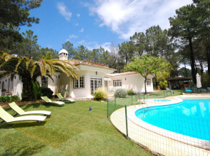 Luxurious Villa in Quinta do Conde with Private Terrace