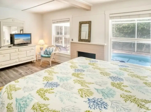 Baywatch Cottage 2 Bedroom Home by RedAwning