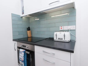 Two bed ground floor apartment, sleeps six, free parking and high speed Wifi