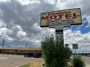 Ski's Western Motel