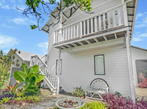 Beachside Serenity Apartment