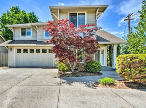 Charming Medford Getaway ~ 4 Miles to Downtown!