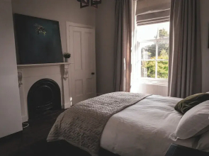 Spacious 4 Bedroom Flat in Stirling