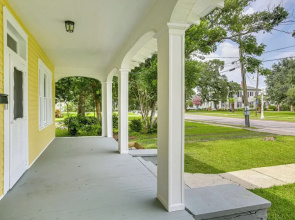 Historic District Haven! Walk Downtown + Fast Wifi