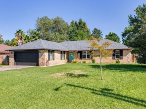Gulf Breeze Oasis w/ Patio, Grill & Beach Chairs