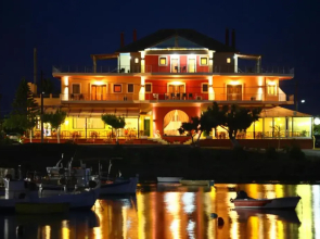 Faros Luxury Suites & Restaurant