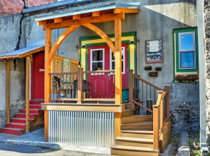 Walkable Studio Apartment in Downtown Livingston!