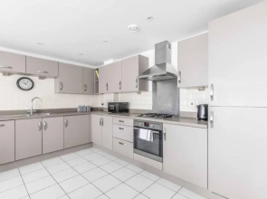 2 Bed & 2 Bath Cosy Apartment Slough- Free Parking