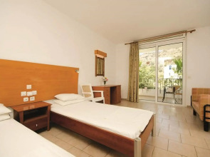 Coliseum Studios & Apartments